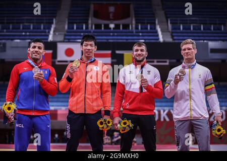 27 juillet 2021, Japon, Tokio: Judo: Olympia, - 81 kg, hommes, Finale à Nippon Budokan. Saeid Mollaei de Mongolie avec médaille d'argent (l-r), Takanori Nagase du Japon avec médaille d'or et Shamil Borchashvili d'Autriche et Matthias Cass de Belgique avec médaille de bronze. Photo: Oliver Weiken/dpa Banque D'Images