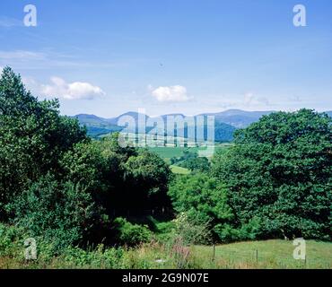 Matin d'été la vallée de Conwy vue depuis les collines au-dessus du village d'Eglwysbach Conwy Snowdonia Nord du pays de Galles Banque D'Images