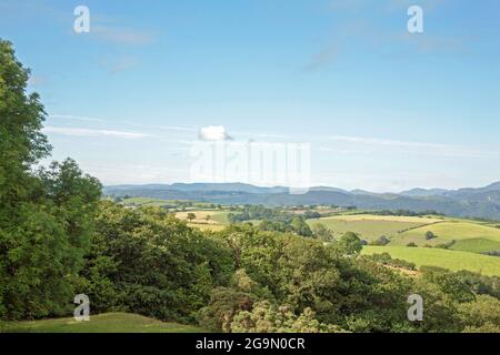 Matin d'été la vallée de Conwy vue depuis les collines au-dessus du village d'Eglwysbach Conwy Snowdonia Nord du pays de Galles Banque D'Images