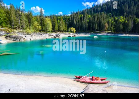 Bateau sur la rive du lac de Cauma (Caumasee) avec de l'eau bleu cristal dans de beaux paysages de montagne à Flims, Graubuenden - Suisse Banque D'Images