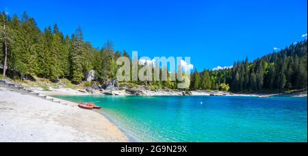 Bateau sur la rive du lac de Cauma (Caumasee) avec de l'eau bleu cristal dans de beaux paysages de montagne à Flims, Graubuenden - Suisse Banque D'Images
