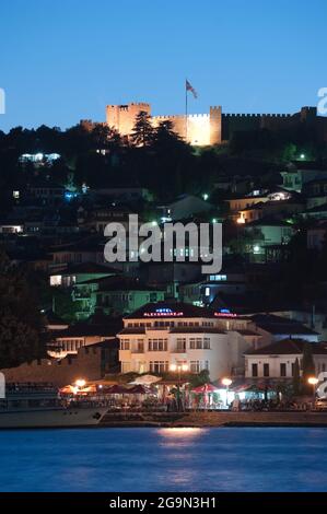 Ohrid, République de Macédoine - 18 juillet 2011: Vue de nuit de l'ancien Ohrid, sur le château de Sameuil le drapeau macédonien Banque D'Images