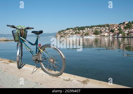 Ohrid, République de Macédoine - 17 juillet 2011 : un vélo est stationné sur la jetée en face de la ville d'Ohrid située sur les rives du lac du nom Banque D'Images