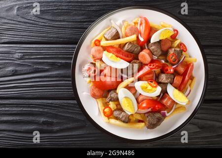 Pique macho est un plat bolivien composé d'une couche de frites enfouies sous un tas de bœuf haché, saucisses, œufs, tomates, oignons, poivrons Banque D'Images