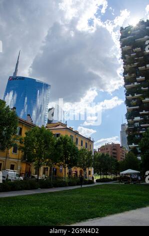 Vue sur la Tour Unicredit et la Bosco Verticale vue de la Biblioteca degli Alberi (BAM), parc situé entre la Piazza Gae Aulenti. Milan, Italie Banque D'Images