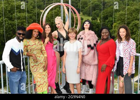 USAGE ÉDITORIAL SEULEMENT Rachael Robathan, chef du conseil municipal de Westminster (au centre) avec (de gauche à droite) Joel Culpepper, Lakwena MacIver, Marine Tanguy, Lisa Lottie, Bernie Dieter, Cecilia Rangwanasha et Helena long assistent au lancement de Westminster révèle, la nouvelle campagne du Conseil municipal de Westminster visant à encourager les visiteurs à retourner dans les rues de la ville et à revigorer la célèbre scène culturelle de Londres, lors du dernier monument londonien, le Marble Arch Mound. Date de la photo: Mardi 27 juillet 2021. Banque D'Images