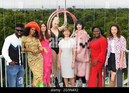 USAGE ÉDITORIAL SEULEMENT Rachael Robathan, chef du conseil municipal de Westminster (au centre) avec (de gauche à droite) Joel Culpepper, Lakwena MacIver, Marine Tanguy, Lisa Lottie, Bernie Dieter, Cecilia Rangwanasha et Helena long assistent au lancement de Westminster révèle, la nouvelle campagne du Conseil municipal de Westminster visant à encourager les visiteurs à retourner dans les rues de la ville et à revigorer la célèbre scène culturelle de Londres, lors du dernier monument londonien, le Marble Arch Mound. Date de la photo: Mardi 27 juillet 2021. Banque D'Images