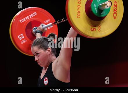 TOKYO, le 27 juillet 2021 (Xinhua) -- Maude G Charron du Canada participe au match de groupe de 64 kg de poids féminin aux Jeux olympiques de Tokyo 2020 à Tokyo, au Japon, le 27 juillet 2021. (Xinhua/Yang Lei) Banque D'Images