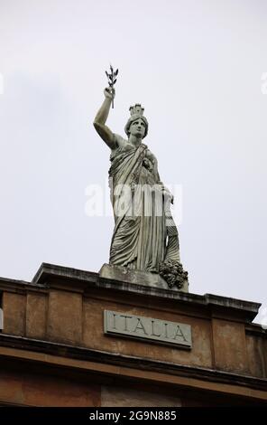 Statue sur le toit au centre italien primé de Glasgow Banque D'Images