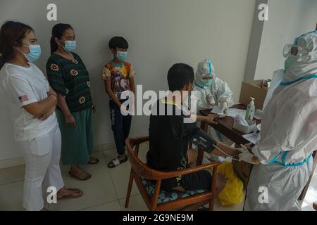 Badung, Bali, Indonésie. 27 juillet 2021. Les participants à la quarantaine ont obtenu leur examen médical de routine à Wisma Bima Cottages II, Kuta. Le gouvernement local de Bali a centralisé les quarantaines Covid-19 pour les symptômes asymptomatiques et légers afin de faciliter le contrôle médical. Avant que des milliers de personnes ne meurent pendant leur propre quarantaines dans leur propre maison, d'après les données de Santé Misitry. (Credit image: © Dicky Bisinglasi/ZUMA Press Wire) Banque D'Images