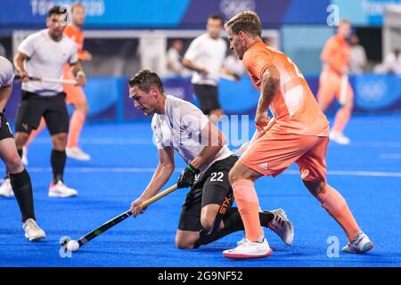 TOKYO, JAPON - 27 JUILLET : John Smythe du Canada et Jeroen Hertzberger des pays-Bas se disputent sur le Pool B des hommes lors des Jeux Olympiques de Tokyo 2020 au Stade de hockey de l'Oi le 27 juillet 2021 à Tokyo, Japon (photo de Yannick Verhoeven/Orange Pictures) NOCNSF Banque D'Images