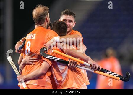 TOKYO, JAPON - JUILLET 27 : Thierry Brinkman, des pays-Bas, célèbre après avoir marquant son deuxième but avec Billy Bakker, des pays-Bas, en compétition avec Men's Pool B lors des Jeux Olympiques de Tokyo 2020 au stade de hockey Oi, le 27 juillet 2021 à Tokyo, Japon (photo de Yannick Verhoeven/Orange Pictures) NOCNSF Banque D'Images