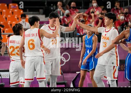 TOKYO, 27 juillet 2021 (Xinhua) -- les joueurs de Chine célèbrent après le match de quart-finale des femmes de basket-ball 3X3 de Tokyo 2020 entre la Chine et l'Italie à Tokyo, Japon, 27 juillet 2021. (Xinhua/Zhang Xiaoyu) Banque D'Images