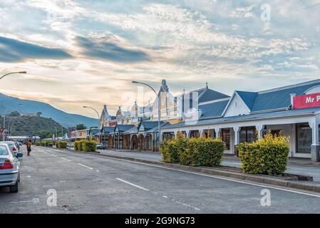 GRAAFF REINET, AFRIQUE DU SUD - 22 AVRIL 2021 : une scène de rue, avec des entreprises, des gens et des véhicules, à Graaff Reinet, dans la province du Cap-est Banque D'Images