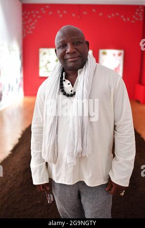 Cannes, France, le 27 juillet 2021. David Lisnard, Maire de Cannes et artiste Barthelemy Toguo à l'ouverture de l'exposition Royaume de la foi au Centre d'Art la Malmaison à Cannes, France, le 27 juillet 2021. Photo de Lionel Urman/ABACAPRESS.COM Banque D'Images