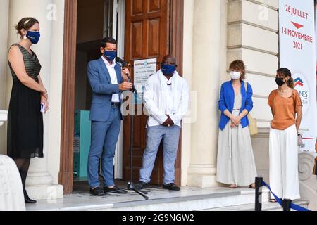 Cannes, France, le 27 juillet 2021. David Lisnard, Maire de Cannes et artiste Barthelemy Toguo à l'ouverture de l'exposition Royaume de la foi au Centre d'Art la Malmaison à Cannes, France, le 27 juillet 2021. Photo de Lionel Urman/ABACAPRESS.COM Banque D'Images