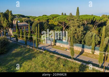 Via Appia Antica ancienne route en pierre à Rome parmi les prairies verdoyantes et les arbres, Italie. Vue aérienne du paysage naturel européen. Banque D'Images