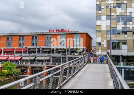 Le pont Love Lock au-dessus de l'ancienne ligne du canal de Birmingham, en passant par la boîte aux lettres et le complexe Cube à Birmingham, en Angleterre. Banque D'Images