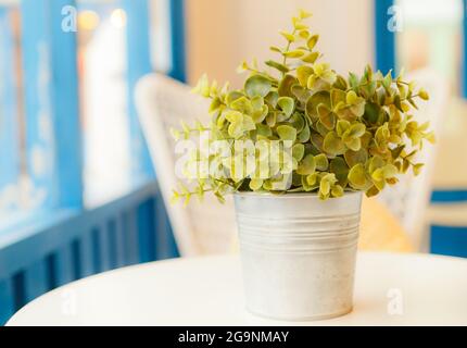Fleur artificielle décorée près de la fenêtre Banque D'Images
