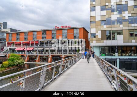 Le pont Love Lock au-dessus de l'ancienne ligne du canal de Birmingham, en passant par la boîte aux lettres et le complexe Cube à Birmingham, en Angleterre. Banque D'Images