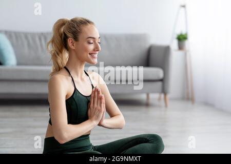 Sport pour débutants. Femme pratiquant la leçon de yoga, la respiration, la méditation, les exercices Banque D'Images