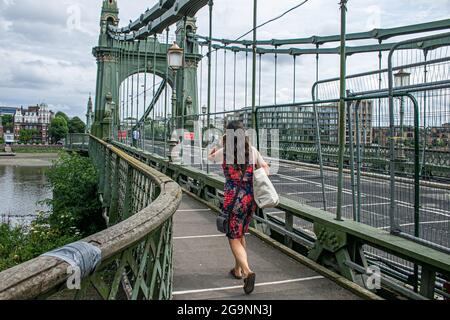 HAMMERSMITH LONDRES 27 juillet 2021 . Hammersmith Bridge, dans l'ouest de Londres, a rouvert ses portes aux cyclistes et aux piétons après avoir été fermé depuis avril 2019 aux véhicules automobiles et à tous les usagers en août 2020 . Le pont victorien vieux de 134 ans en fonte a été fermé l'année dernière pour des contrôles de sécurité après la découverte de fissures. Credit amer ghazzal/Alamy Live News Banque D'Images