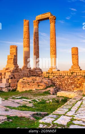 Amman, Jordanie. Coucher de soleil lumière dorée sur le temple d'Hercules de la Citadelle d'Amman, Jabal al-QAl'a Banque D'Images