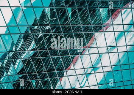 Abstrait reflet flou dans la façade de bâtiment moderne, motif de verre et de béton. Banque D'Images