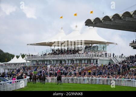 Une vue d'ensemble de l'action de course pendant les piquets Unibet Vintage qui a été remporté par Frankie Dettori à bord d'Angel Bleu le premier jour du festival de Goodwood à l'hippodrome de Goodwood, Chichester. Banque D'Images