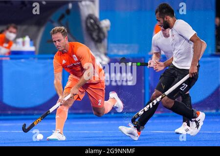 TOKYO, JAPON - JUILLET 27 : Jeroen Hertzberger des pays-Bas et Sukhpal Singh Panesar du Canada en compétition sur le Pool B pour hommes lors des Jeux Olympiques de Tokyo 2020 au Stade de hockey de l'Oi le 27 juillet 2021 à Tokyo, Japon (photo de Yannick Verhoeven/Orange Pictures) NOCNSF Banque D'Images