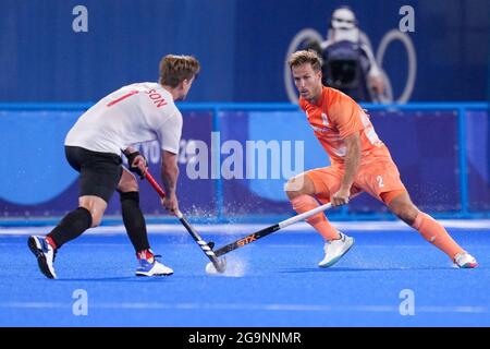 TOKYO, JAPON - 27 JUILLET : Floris Frederik van son du Canada et Jeroen Hertzberger des pays-Bas, qui se disputent sur le Pool B pour hommes lors des Jeux Olympiques de Tokyo 2020 au Stade de hockey de l'Oi, le 27 juillet 2021 à Tokyo, Japon (photo de Yannick Verhoeven/Orange Pictures) NOCNSF Banque D'Images