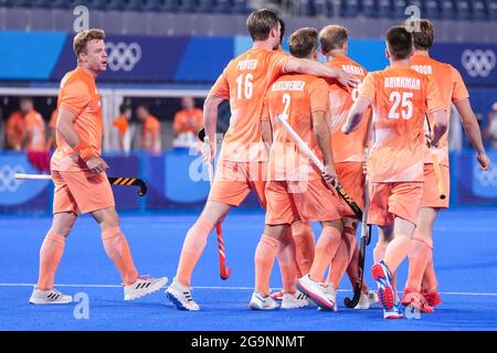 TOKYO, JAPON - JUILLET 27 : Billy Bakker, des pays-Bas, célèbre son premier but avec Mirco Pruijser, des pays-Bas, Jeroen Hertzberger, Thierry Brinkman, des pays-Bas, et Jorrit Croon, des pays-Bas, qui se disputent sur le Pool B des hommes lors des Jeux Olympiques de Tokyo 2020 au Stade de hockey de l'Oi, le 27 juillet 2021 à Tokyo, Japon (photo de Yannick Verhoeven/Orange Pictures) NOCNSF Banque D'Images