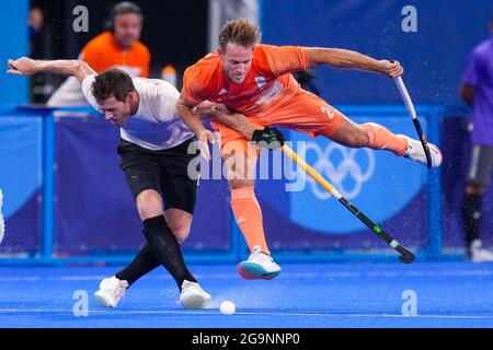 TOKYO, JAPON - JUILLET 27 : Scott William Martin Tupper du Canada et Jeroen Hertzberger des pays-Bas en compétition sur le Pool B des hommes lors des Jeux Olympiques de Tokyo 2020 au Stade de hockey Oi le 27 juillet 2021 à Tokyo, Japon (photo de Yannick Verhoeven/Orange Pictures) NOCNSF Banque D'Images