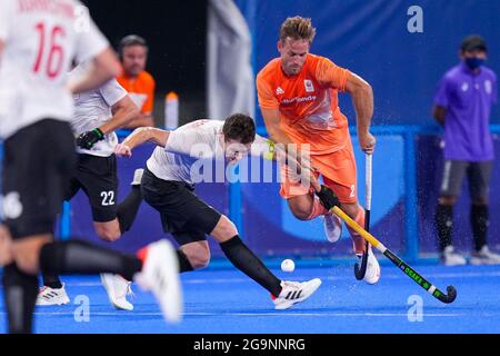 TOKYO, JAPON - JUILLET 27 : Scott William Martin Tupper du Canada et Jeroen Hertzberger des pays-Bas en compétition sur le Pool B des hommes lors des Jeux Olympiques de Tokyo 2020 au Stade de hockey Oi le 27 juillet 2021 à Tokyo, Japon (photo de Yannick Verhoeven/Orange Pictures) NOCNSF Banque D'Images