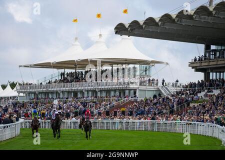 Une vue d'ensemble de l'action de course pendant les piquets Unibet Vintage qui a été remporté par Frankie Dettori à bord d'Angel Bleu le premier jour du festival de Goodwood à l'hippodrome de Goodwood, Chichester. Banque D'Images