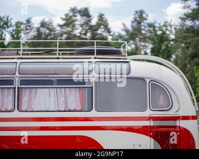 Vieux bus vintage pour le camping aux couleurs rouge et blanc Banque D'Images