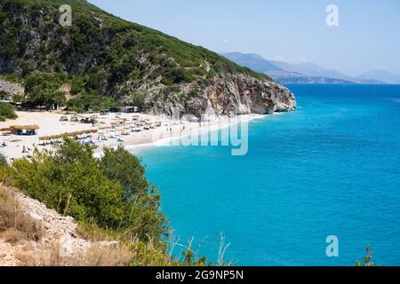 Vue aérienne du canyon sur la plage de Gjipe, Himara, Albanie, Riviera albanaise Banque D'Images