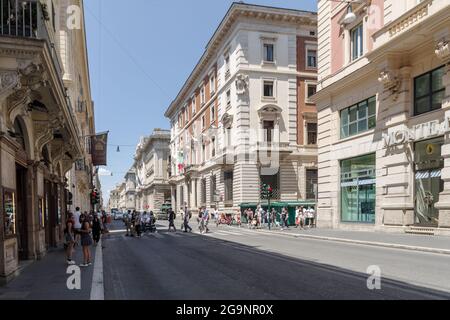 Rue du centre-ville via del Corso à Rome Banque D'Images