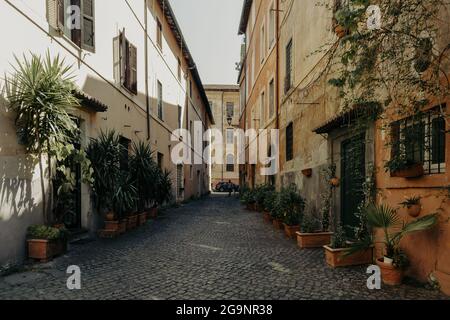 Ancienne rue pavée dans le quartier Trastevere (Rione Trastevere) du centre historique de Rome Banque D'Images