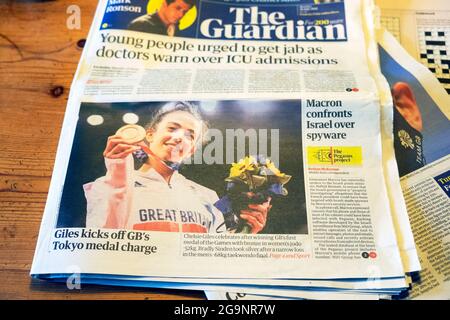 Chelsea Giles sur la première page titres du journal Guardian après avoir remporté la médaille de bronze aux Jeux Olympiques de Tokyo en 2020 le 25 juillet 2021 Londres Royaume-Uni Banque D'Images