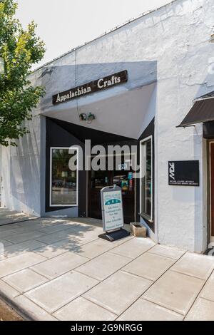 ASHEVILLE, NC, USA-22 JUILLET 2021 : le magasin du centre artisanal Appalachian, sur Spruce St., dans le centre-ville. Banque D'Images