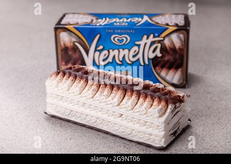 Gros plan d'une glace viennetta avec sa boîte en arrière-plan Banque D'Images