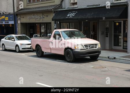 ASHEVILLE, NC, USA-22 JUILLET 2021 : un pick-up rose Ford stationné sur le trottoir. Banque D'Images