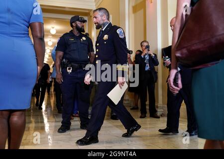 Michael Fanone, agent de police de DC Metropolitan, arrive avant l'audience d'ouverture du Comité de la Chambre (Select) sur l'enquête de l'attaque du 6 janvier contre le Capitole des États-Unis, à Capitol Hill, à Washington, États-Unis, le 27 juillet 2021. REUTERS/Joshua Roberts