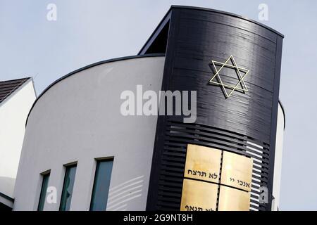 Speyer, Allemagne. 27 juillet 2021. La synagogue 'Beith Shalom' dans le centre-ville. L'UNESCO a désigné le patrimoine culturel juif de Mayence, Speyer et Worms comme nouveau site du patrimoine mondial. Le comité responsable de l'Organisation des Nations Unies pour l'éducation, la science, la culture et la communication (UNESCO) a pris cette décision lors de sa réunion en cours à Fuzhou (Chine). Credit: Uwe Anspach/dpa/Alamy Live News Banque D'Images