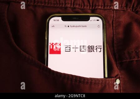 KONSKIE, POLAND - July 22, 2021: Hyakujushi Bank logo displayed on mobile phone Banque D'Images