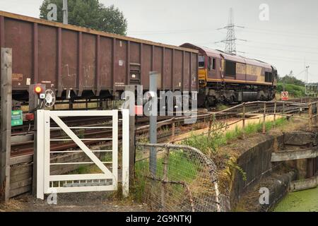 DB Cargo classe 66 loco 66079 transport du service Scunthorpe Roxby Gullet à Rossington 1033 au-dessus du canal Stainforth et Keadby le 27/7/21. Banque D'Images