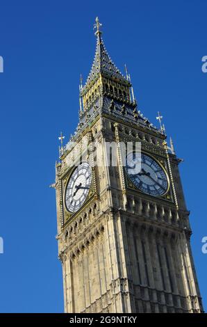 Big Ben contre un ciel bleu, Londres Banque D'Images