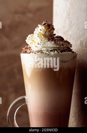 Cocktail au café au lait et à la crème fouettée parsemée de chapelure de chocolat. Banque D'Images