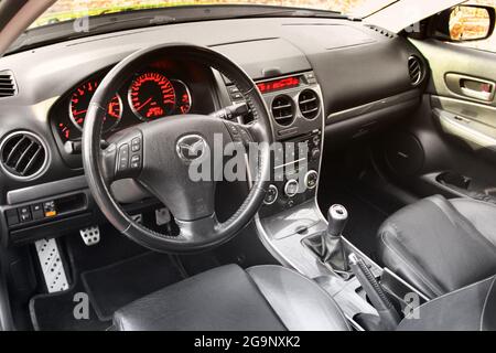 Kiev, Ukraine - 5 novembre 2018 : intérieur de voiture Mazda. Vue de l'intérieur d'une automobile moderne montrant le tableau de bord Banque D'Images